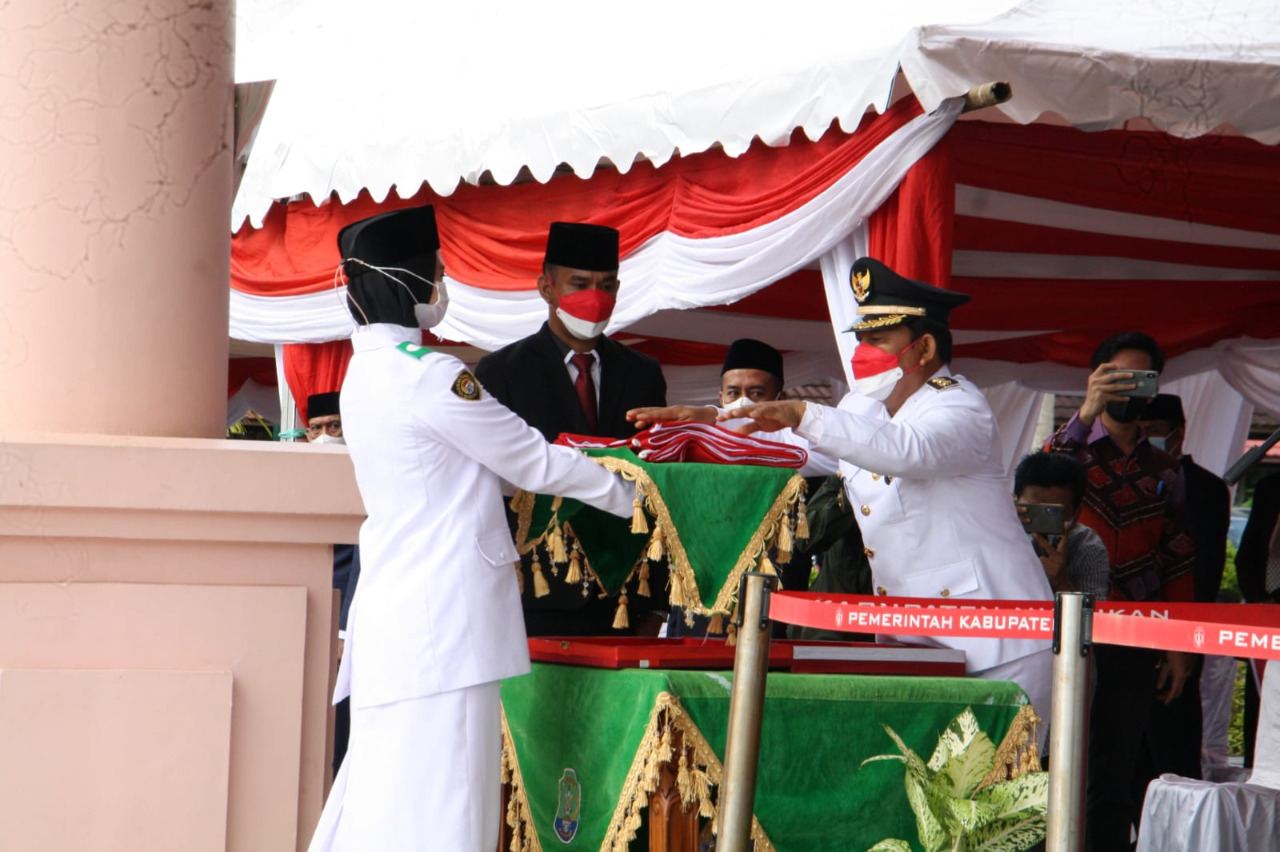 Kobarkan Semangat Kemerdekaan, Pabintal Satgas Yonarhanud 16 Kostrad Turut Serta Dalam Pengibaran Bendera Di Perbatasan