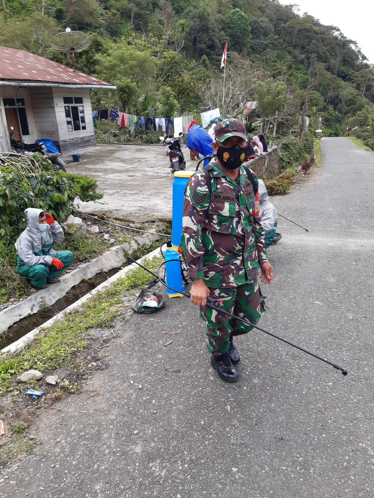 BABINSA BERSAMA RELAWAN POS PPKM MELAKSANAKAN PENYEMPROTAN DISINPEKTAN DI DESA ATU GAJAH KECAMATAN BEBESEN