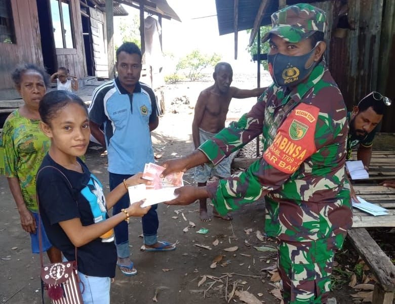 BABINSA DAN APARAT KAMPUNG TERJUN LANGSUNG BAGIKAN BLT DD KERUMAH WARGA BINAANNYA