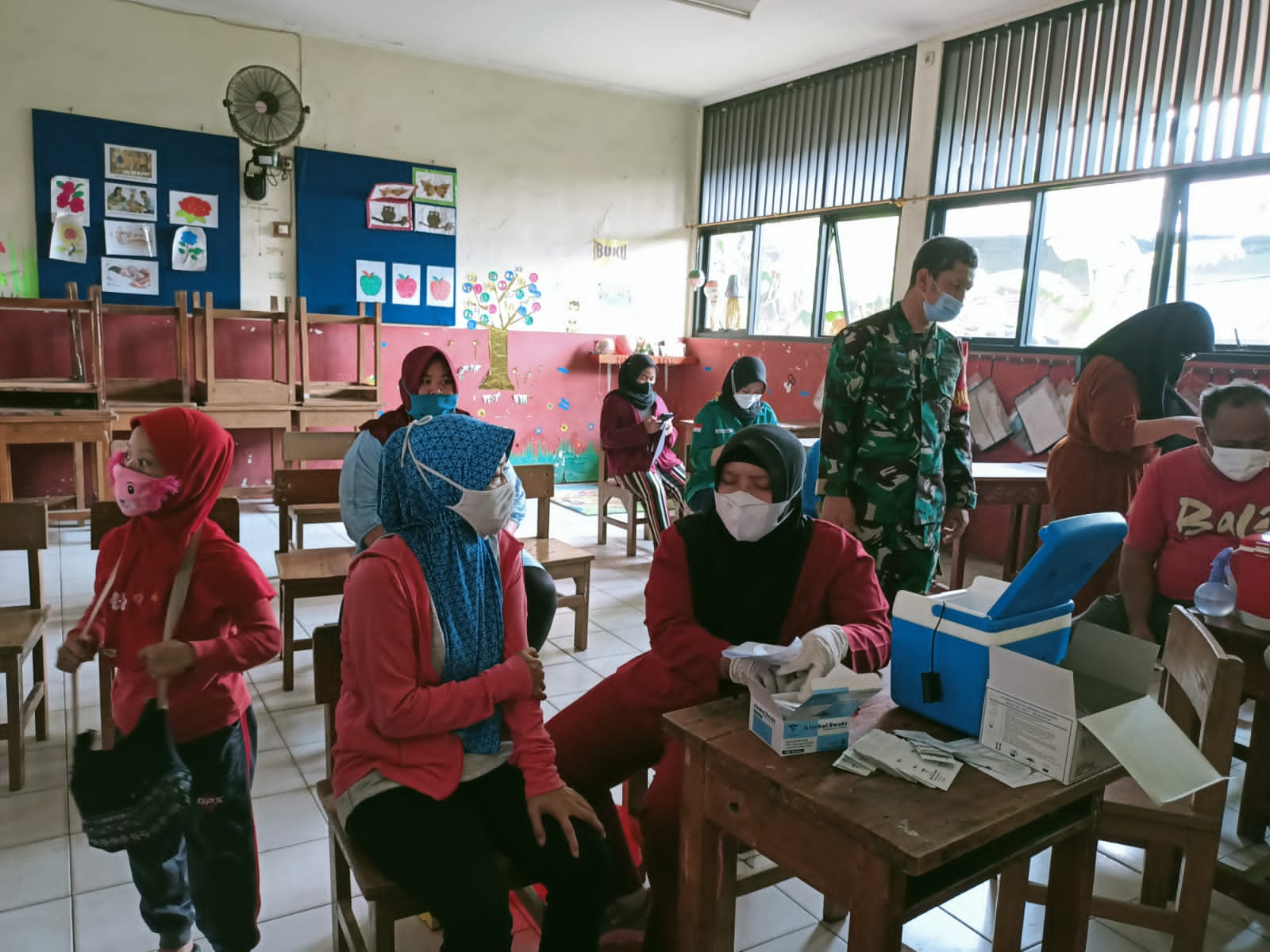 Percepatan Herd Immunity Koramil 08/Duren Sawit Berkolaborasi Dengan Pengelola Pondok Kelapa Square Giat Vaksin