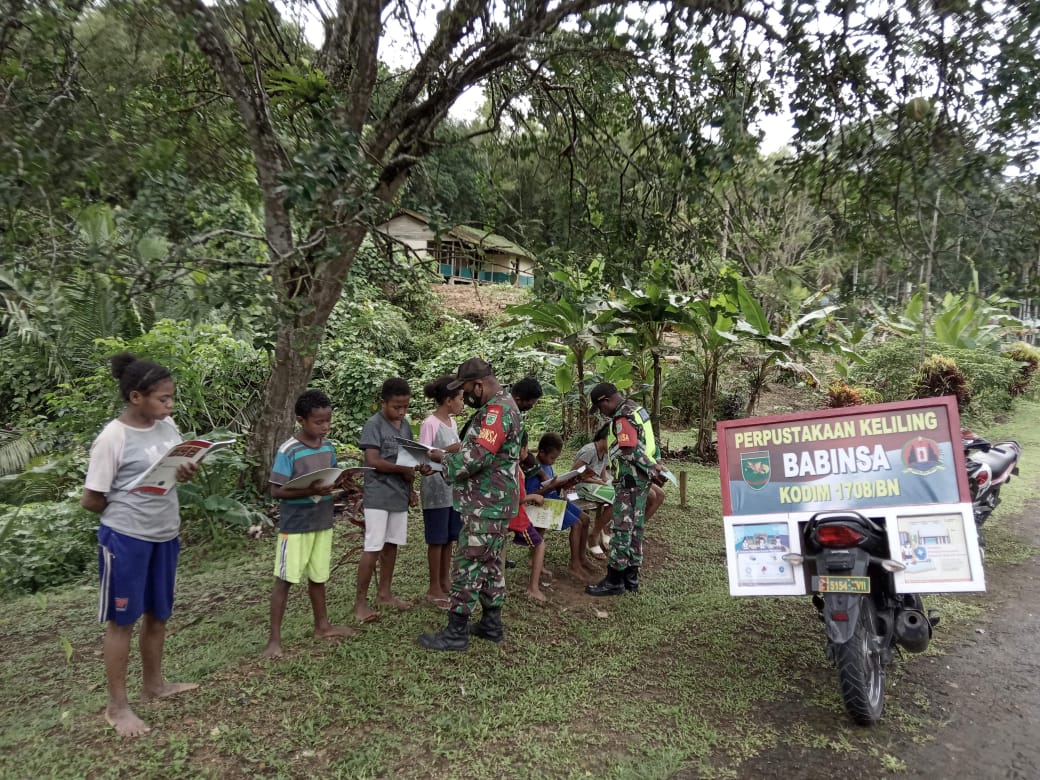 BABINSA POSRAMIL 1708-02/BIAK TIMUR GELAR PERPUSTAKAAN KELILING