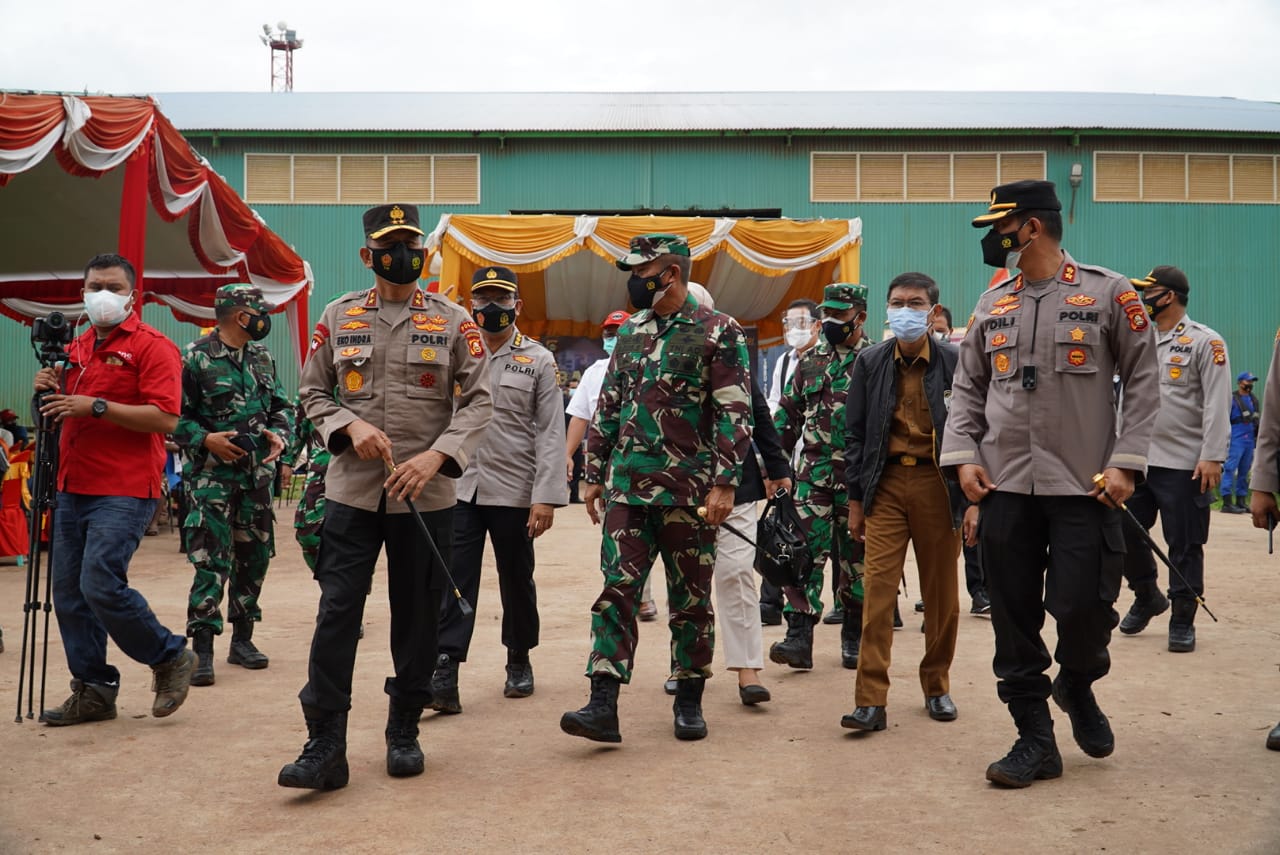 PANGDAM II/SRIWIJAYA DAN KAPOLDA SUMSEL TINJAU KEGIATAN VAKSINASI MASSAL DAN BAKTI SOSIAL DI AIR SUGIHAN