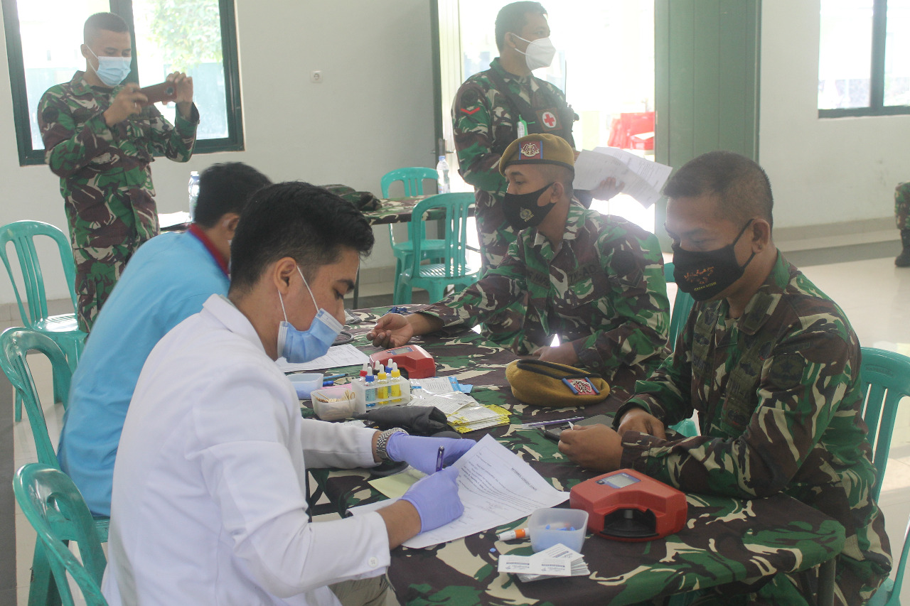 Prajurit Yon Arhanud 10/Gagak Hitam Donorkan Darahnya Bagi Sesama