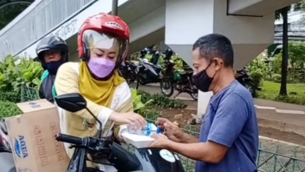 “Mega Merah Peduli,” Berbagi Nasi Kotak di Hari Jumat Barokah