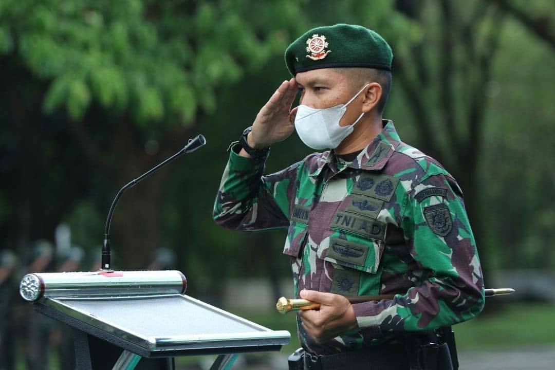 Komandan Brigif Para Raider 3 Kostrad Pimpin Tradisi Penerimaan Warga Baru