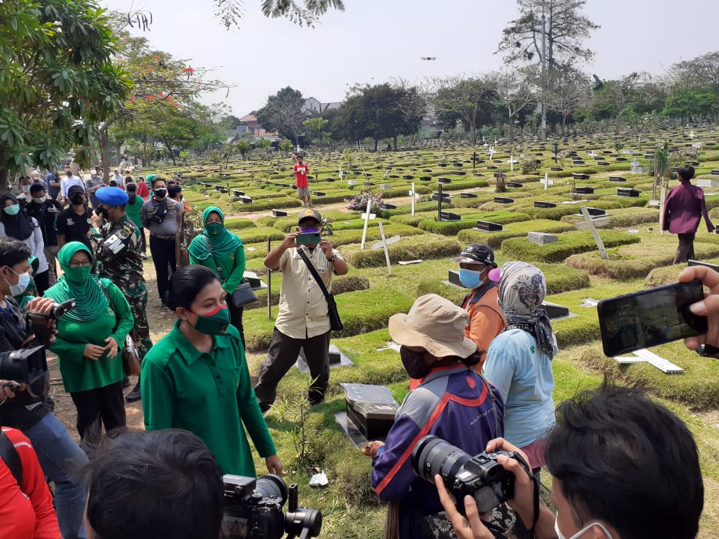 Ny. Hetty Serahkan Bantuan Sembako Kepada Warga Kurang Mampu