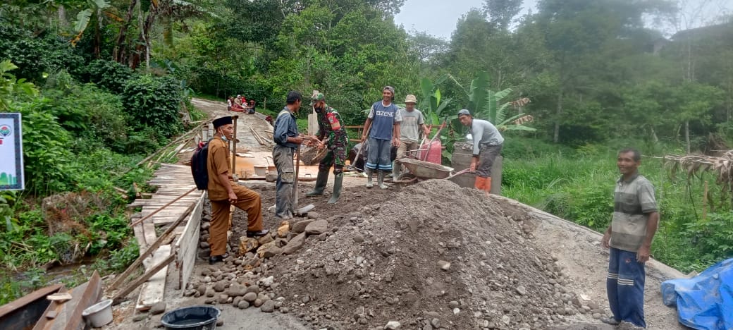 Babinsa Wih Kiri Kecamatan Rusip Antara Bantu Warga Bangun Jembatan 