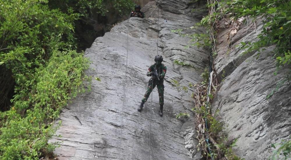 Prajurit Raider 509 Kostrad Laksanakan Latihan Pendaki Serbu