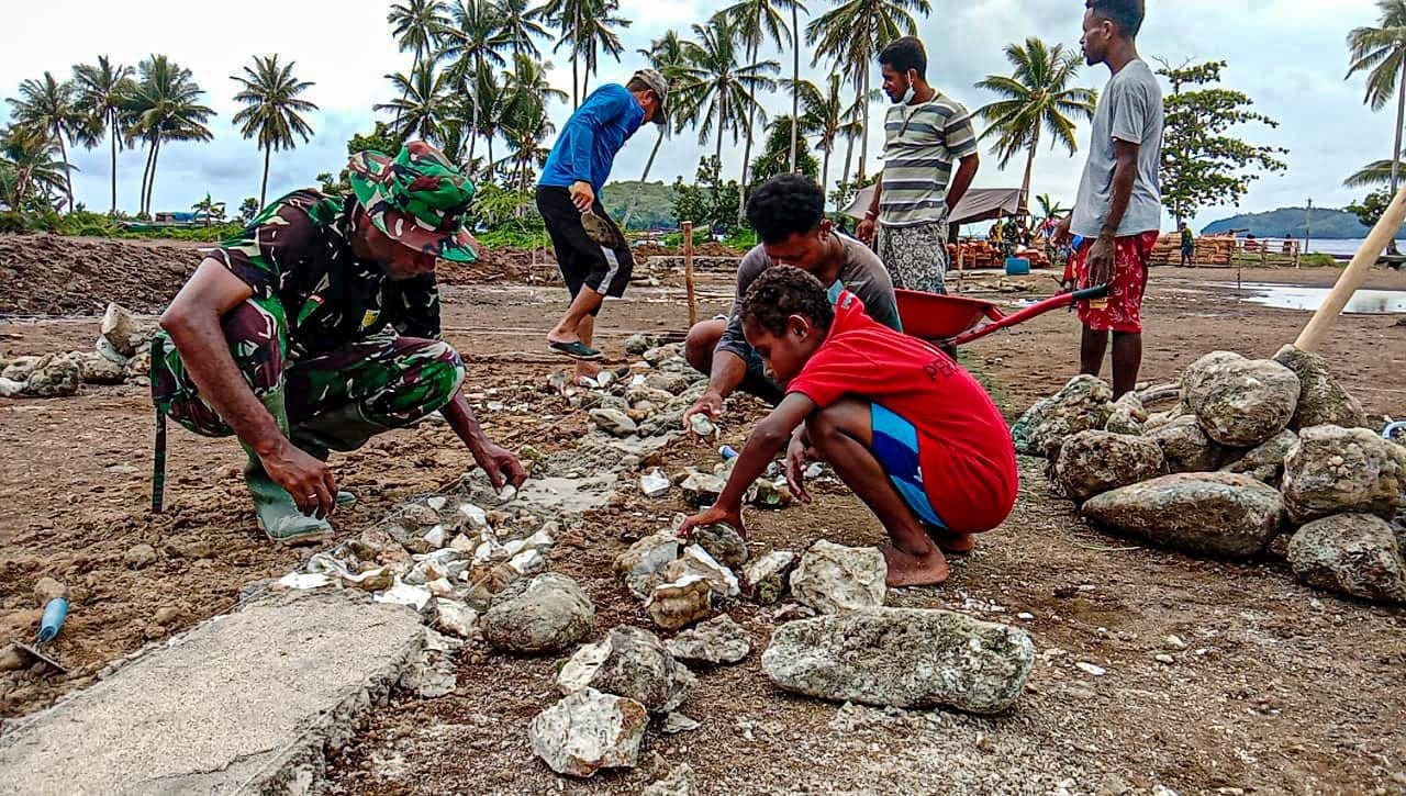 DIAWAL KEGIATAN PRA TMMD, WARGA SANGAT ANTUSIAS DAN TUNJUKKAN KEKOMPAKAN BERSAMA SATGAS TMMD KODIM 1709/YAWA