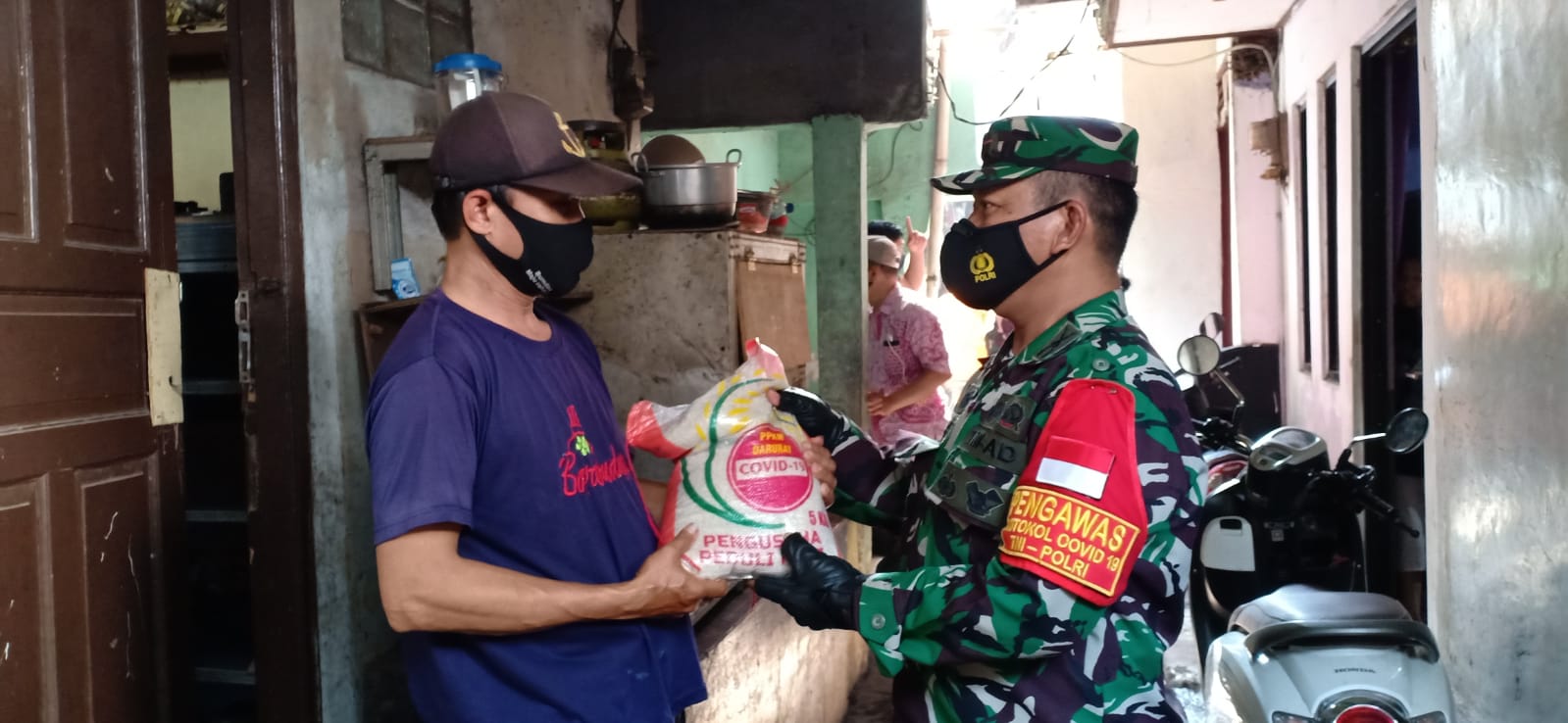 Distribusi Bantuan Beras Tepat Sasaran Oleh Koramil 06/Cakung