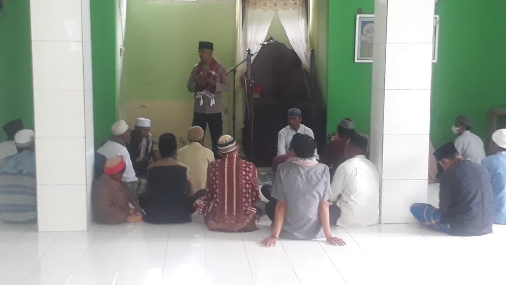 Safari Jum’at di Kotania SBB, Kapolsek Pesan ke Jamaah Ciptakan Kamtibmas