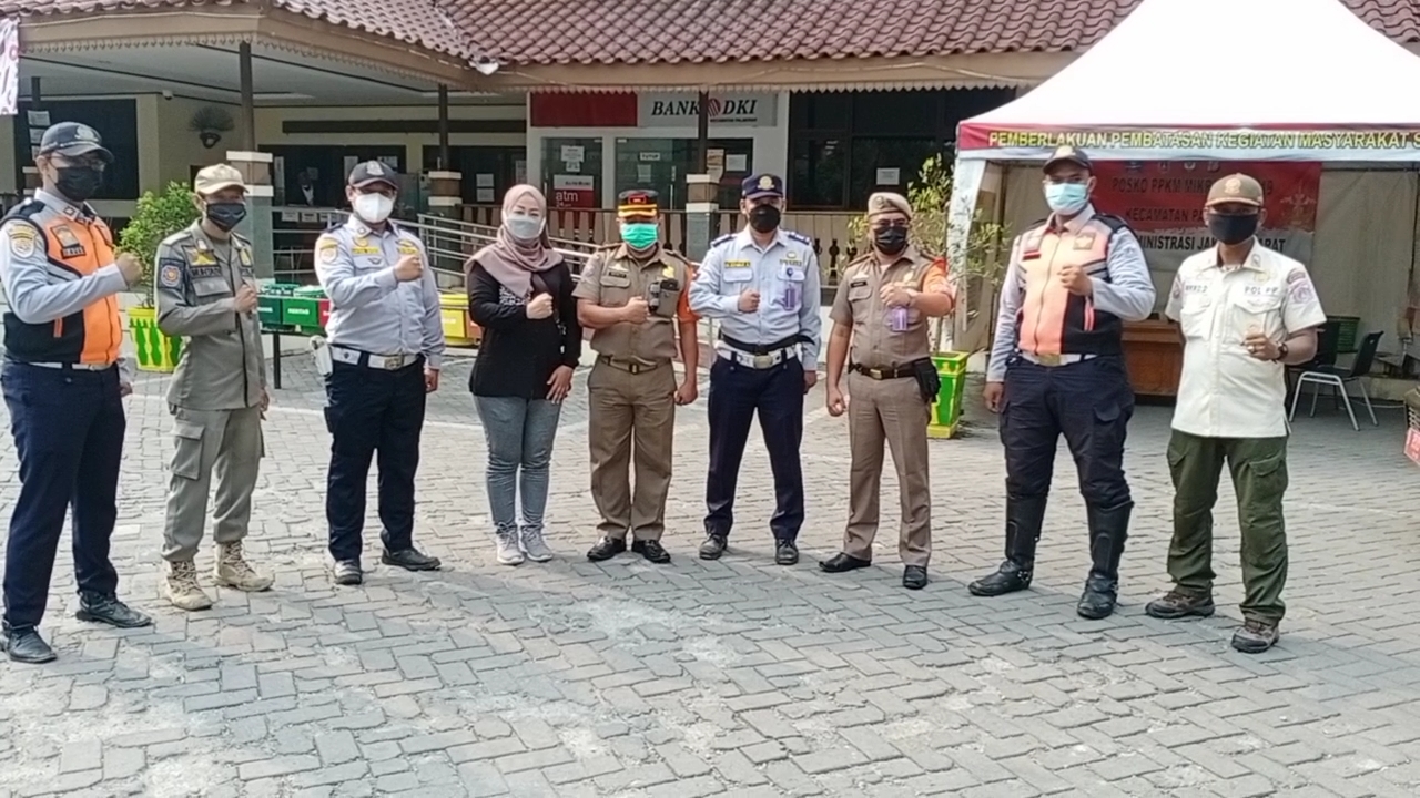 Satpol PP dan Dishub Palmerah Bagikan Makanan dan Minuman bersama Mega Merah Peduli di Pasar Pluis Bintang Mas