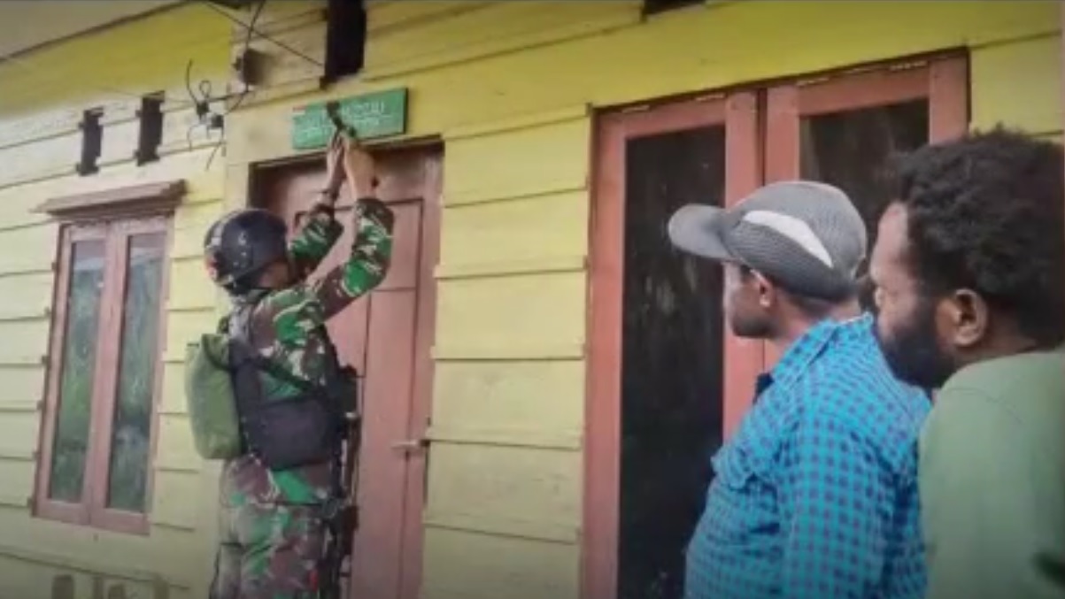 Satgas Yonif PR 501 Kostrad Jaga Hubungan Baik Kepada Tokoh Kampung Titigi