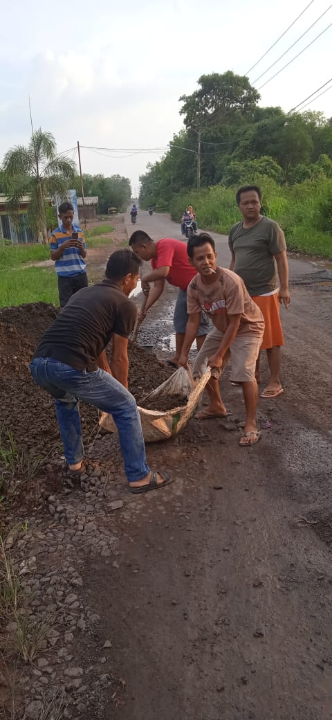 Antusias DPC LIN PALI Bergotong – Royong  Perbaiki Jalan Yang Berlubang