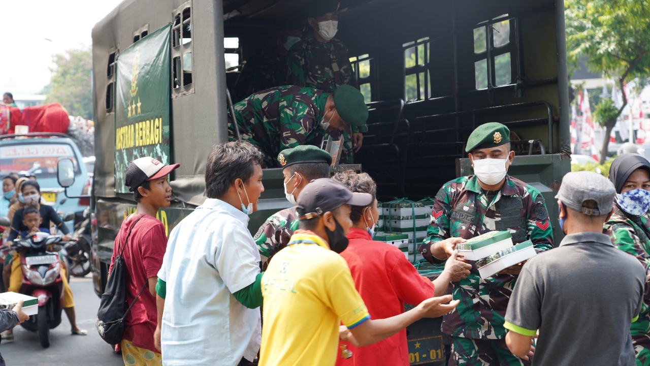 Bintal Kostrad Berbagi Nasi Kotak Di Tengah Pandemi