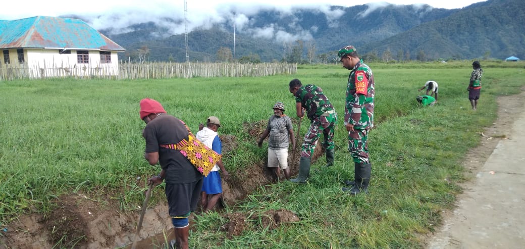 BABINSA KORAMIL 1703-03/OBANO MELAKSANAKAN KARYA BHAKTI MENGAJAK WARGA PEMBERSIHAN PARIT DI KAMPUNG OBANO