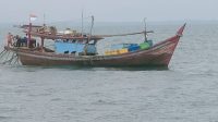 KKP TANGKAP DUA KAPAL IKAN TRAWL DI IDI ACEH TIMUR.