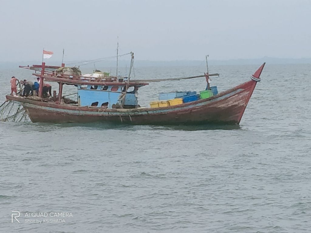 KKP TANGKAP DUA KAPAL IKAN TRAWL DI IDI ACEH TIMUR.