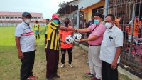 Demi kemajuan sepak bola pra Pora Aceh timur, Rumah Saket Zubir Mahmud sumbang perlengkapan Pertandingan.