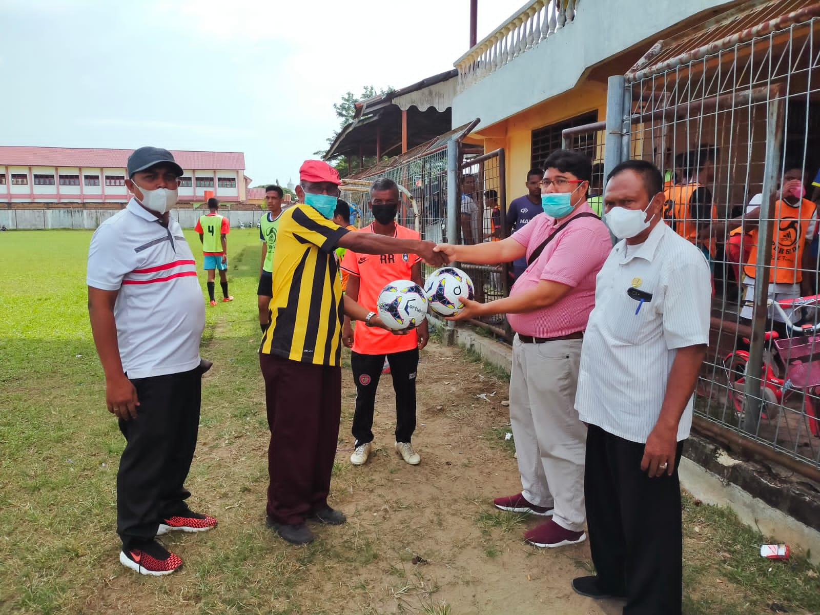 Demi kemajuan sepak bola pra Pora Aceh timur, Rumah Saket Zubir Mahmud sumbang perlengkapan Pertandingan.