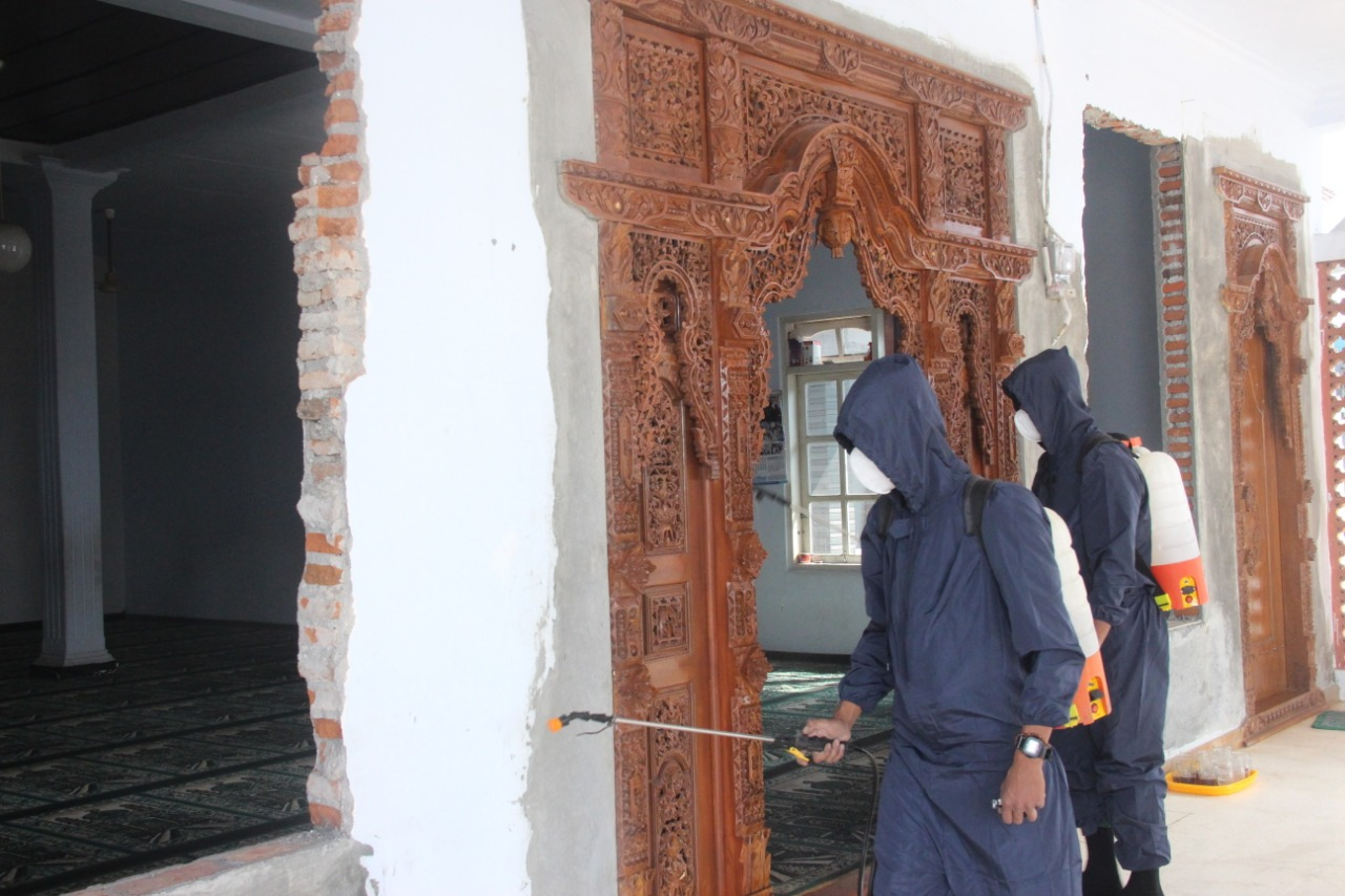 Sterilisasi Tempat Ibadah, Denpal Divif 2 Kostrad Lakukan Penyemprotan Disinfektan