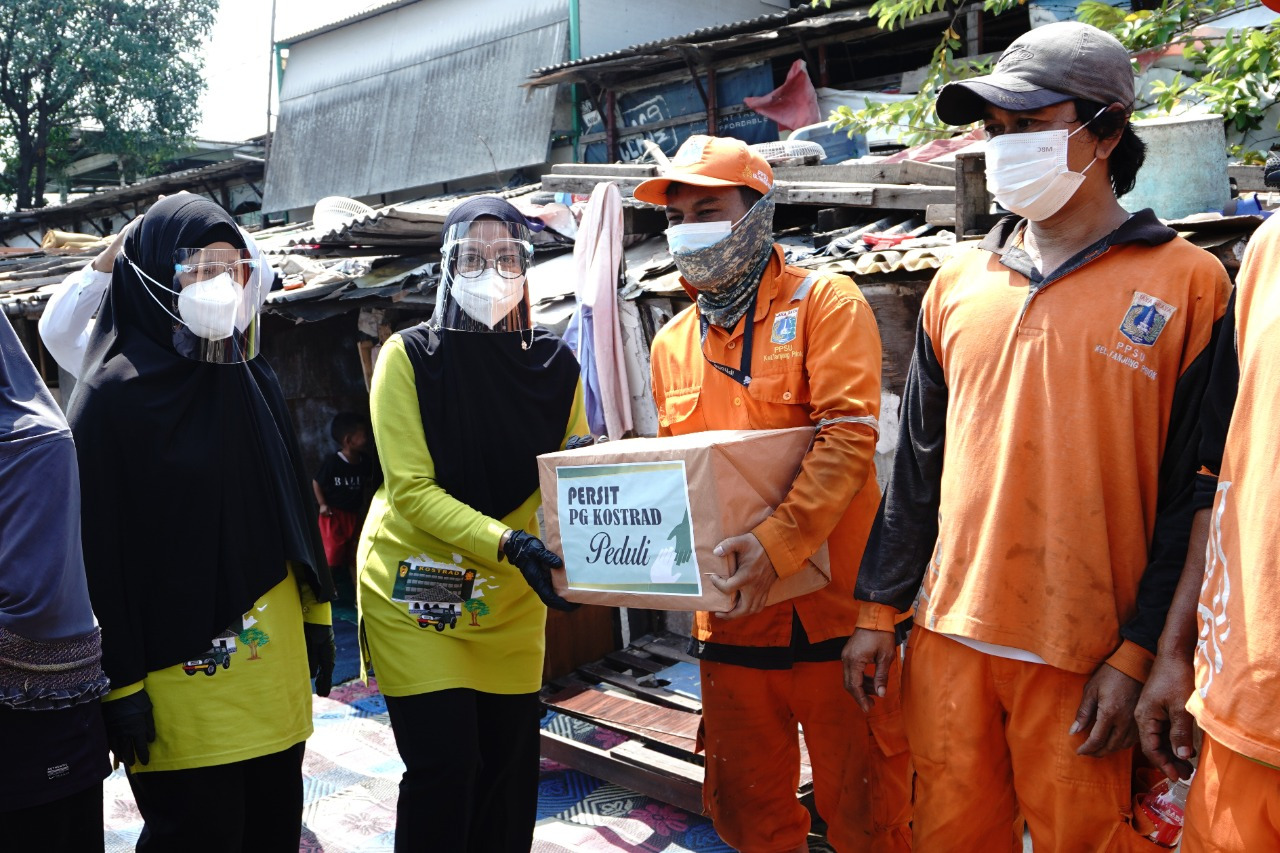 Jumat Barokah, Persit KCK PG Kostrad Peduli Dengan Membagikan Sembako kepada Sesama