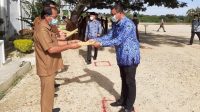 Ir Mahyuddin M,Si Sekda Aceh timur menyerahkan piagam.