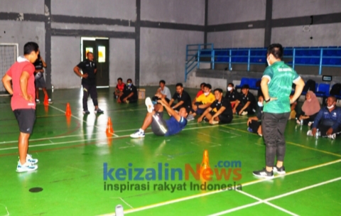 Pelatih Persib Bandung Berikan Coaching Clinic