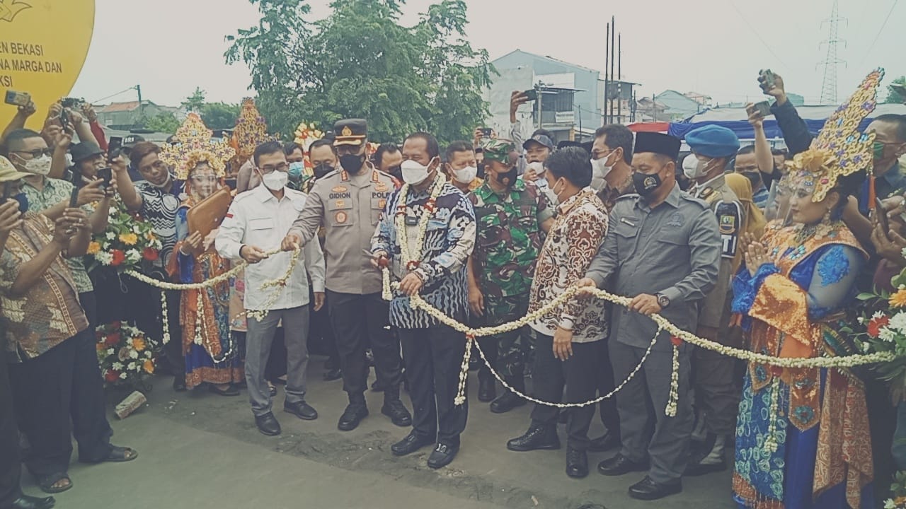 Plt Bupati Bekasi H. Akhmad Marjuki SE Meresmikan Jembatan Kali Jambe Penghubung Desa Mangunjaya Dengan Desa Satriajaya