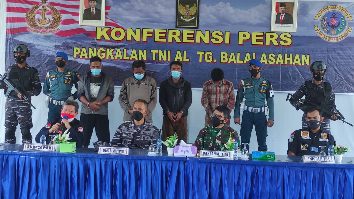 Komandan Pangkalan TNI AL Tanjung Balai Asahan Konferensi Pers Penggagalan PMI Ilegal