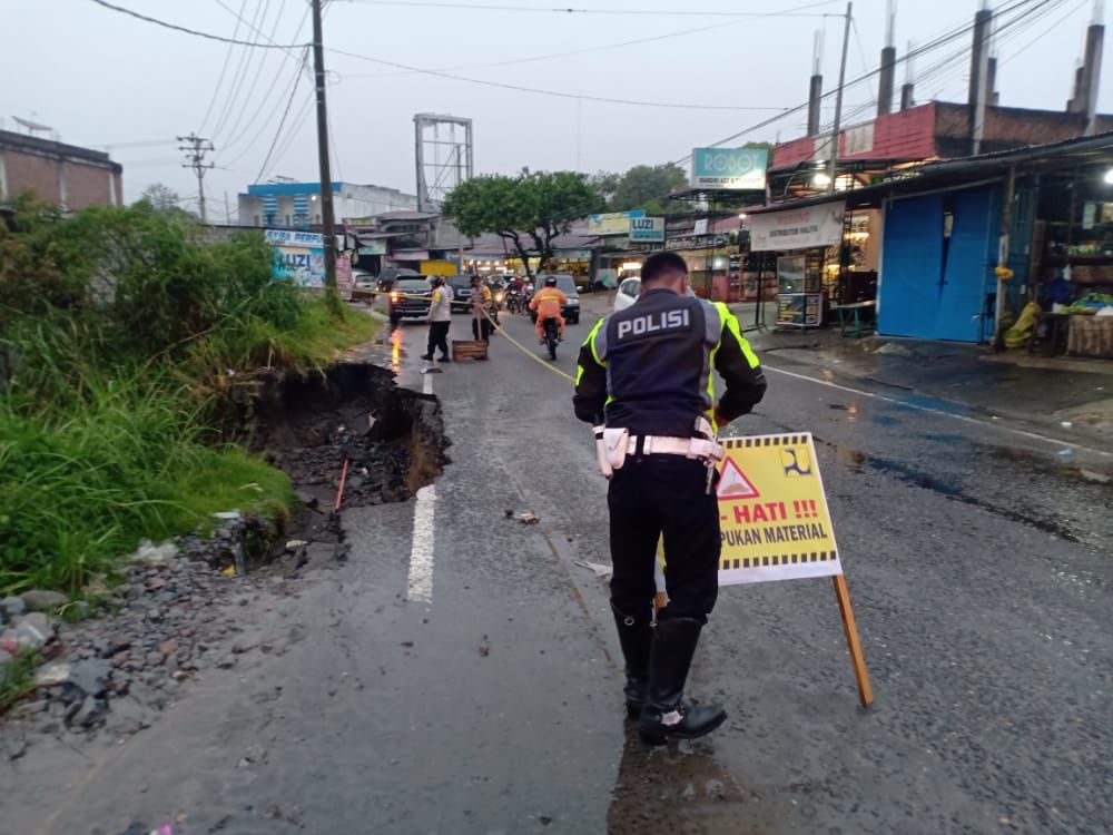 Jalan Amblas Lintas Bireun – Takengon Tepatnya Di Pante Raya