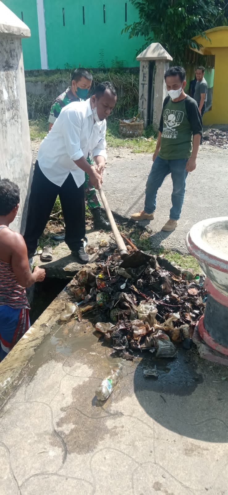 Camat Siantar Timur dan Lurah Pardomuan bersama Pasukan Si Tiur Laksanakan Program LISA di Depan GOR Jalan Merdeka