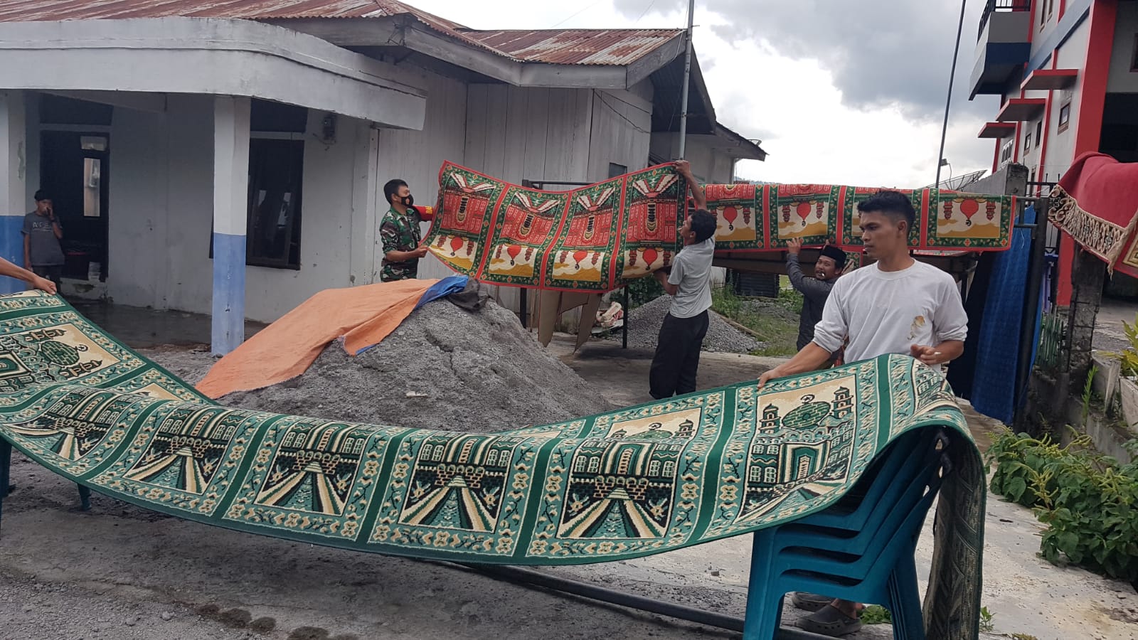 Usai Di Keramik, Babinsa Bersama Masyarakat Bersihkan Meunasah Babul Jannah