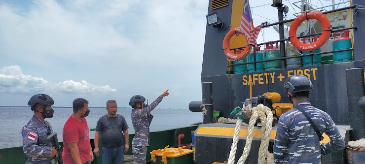 TNI AL Tangkap Tugboat dan Tongkang Bawa PAO