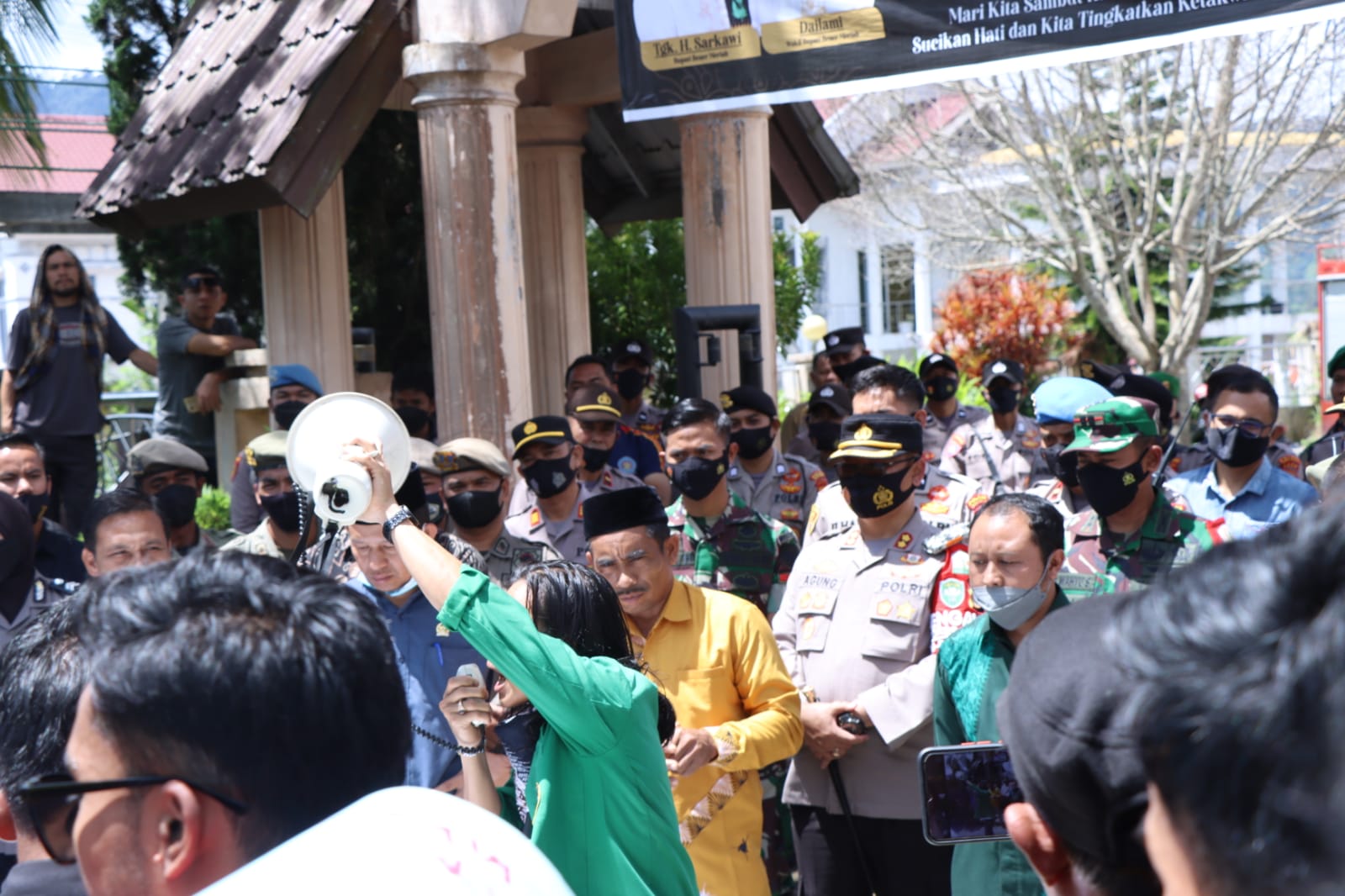 Kapolres Bener Meriah AKBP Agung surya Prabowo terjun langsung ke lapangan untuk mengamankan aksi demo mahasiswa di kantor DPRK BM.