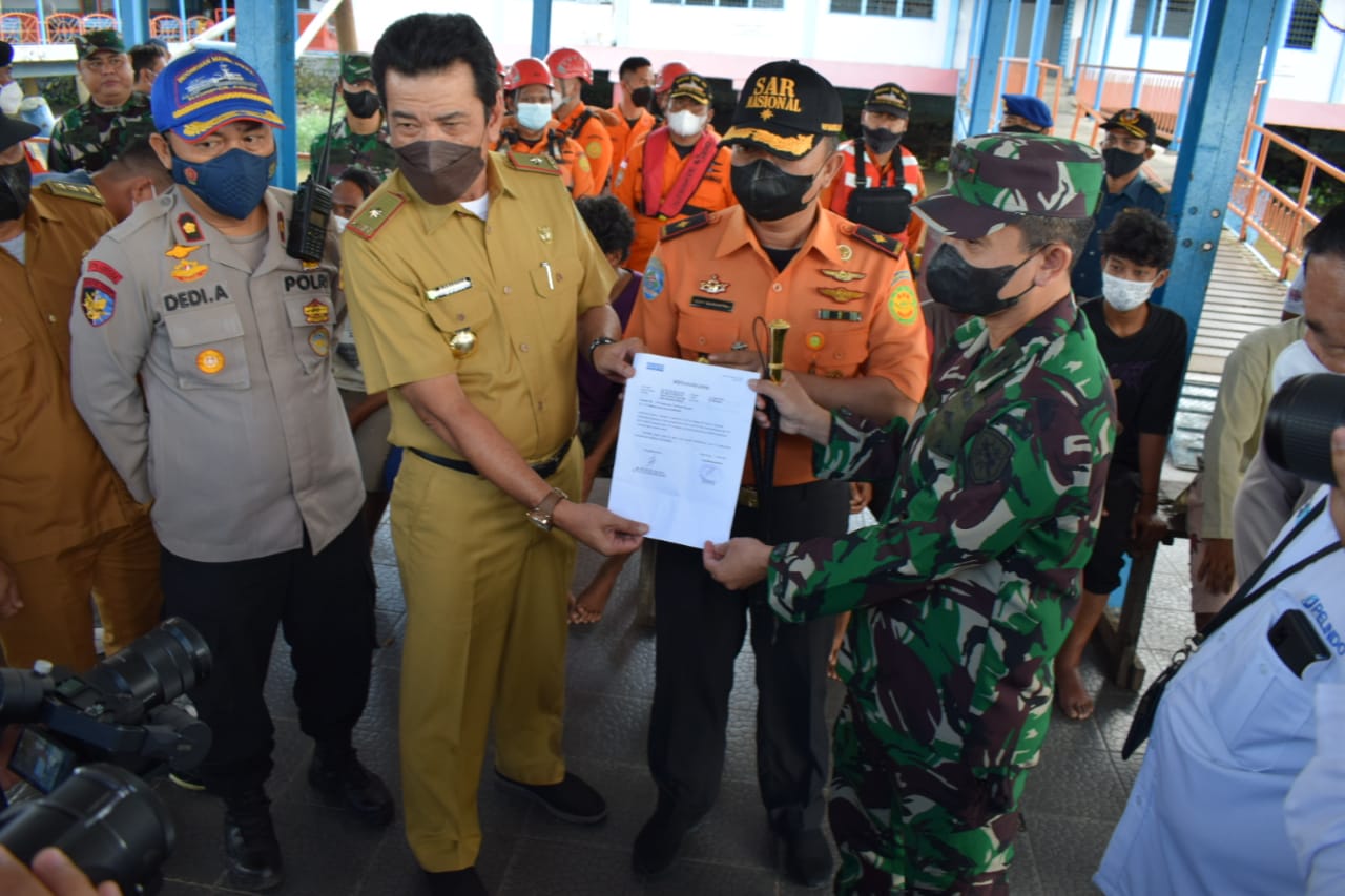 Tim F1QR Lanal Palembang Evakuasi Kapal Nelayan Indramayu Tenggelam Di Perairan Selat Bangka