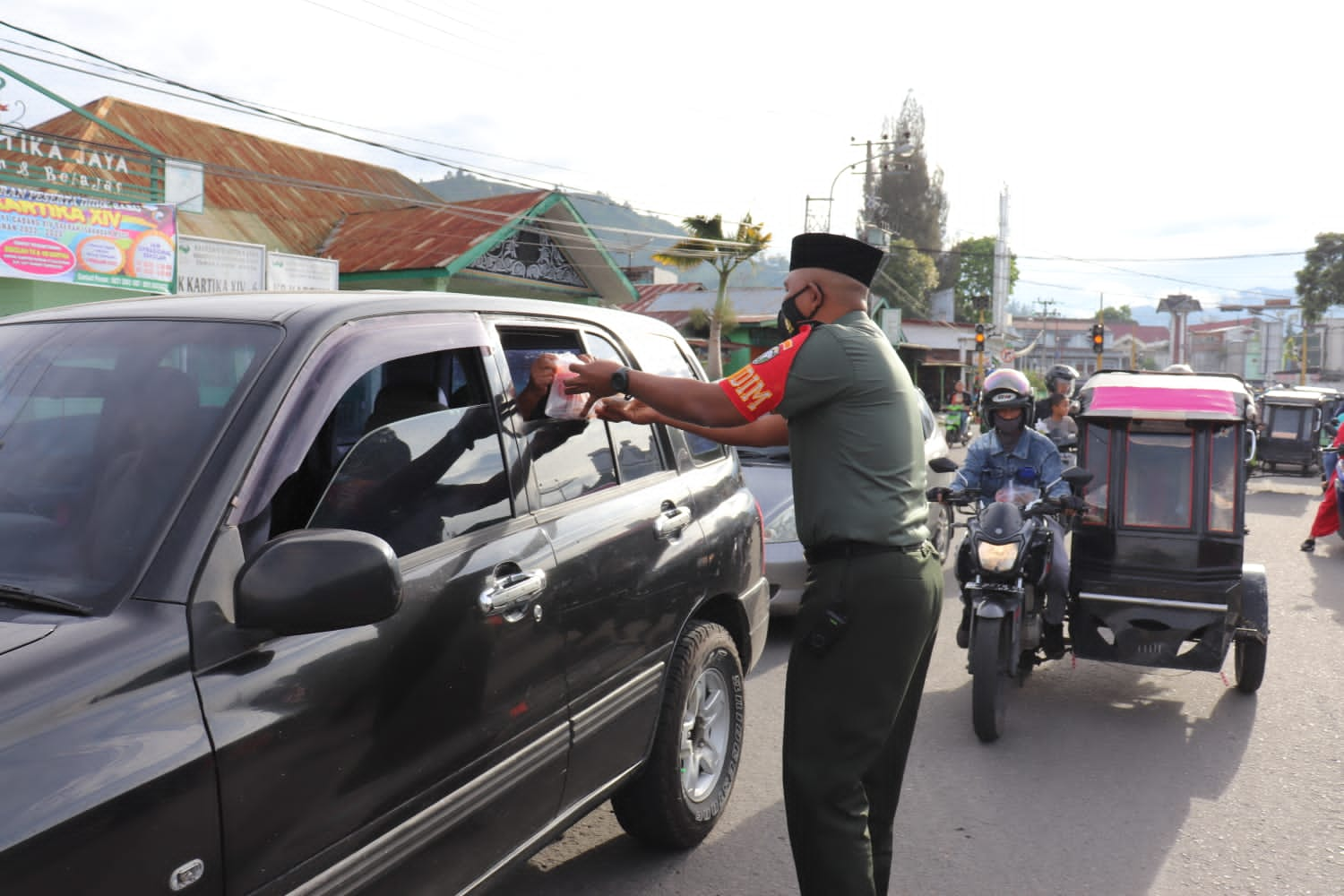 Menjelang Berbuka Puasa, Dandim 0106/Ateng bagikan Takjil Kepada Masyarakat Yang Melintasi Di Depan Makodim