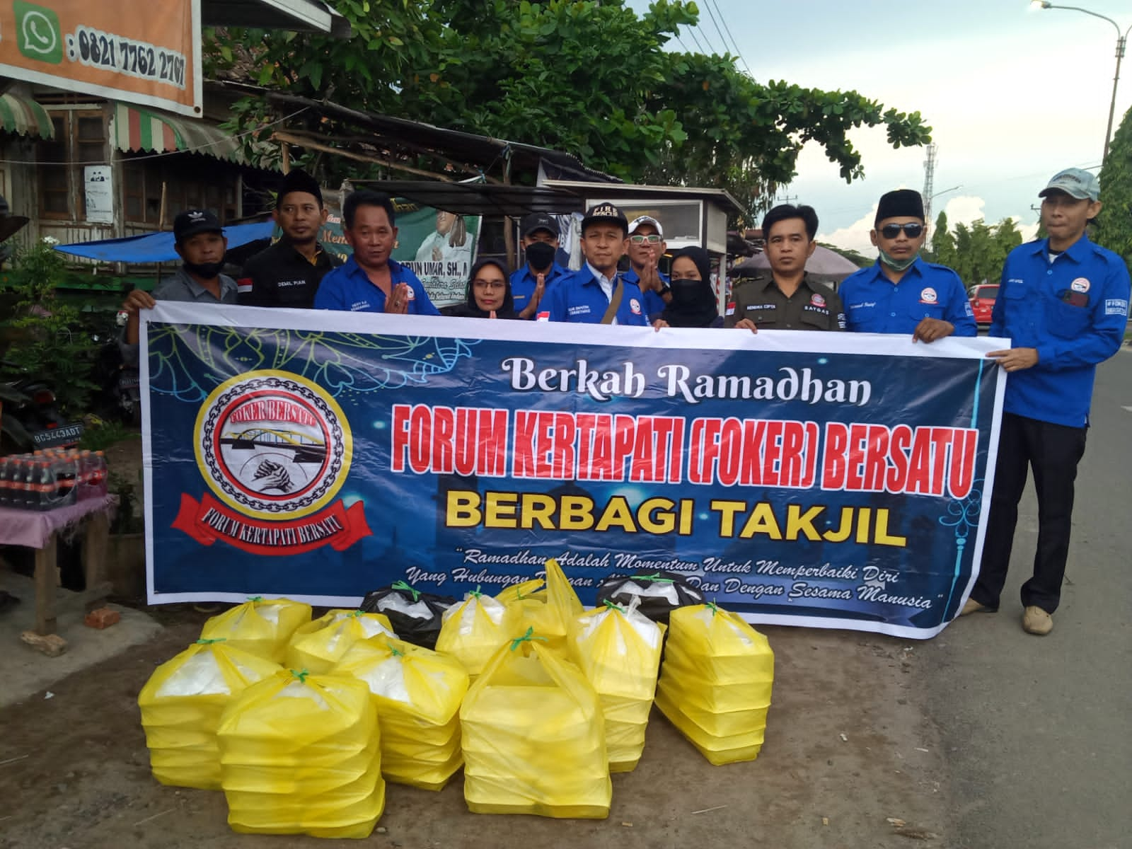 Forum Kertapati Bersatu Berbagi Takjil Di Bulan Ramadhan 1443.H