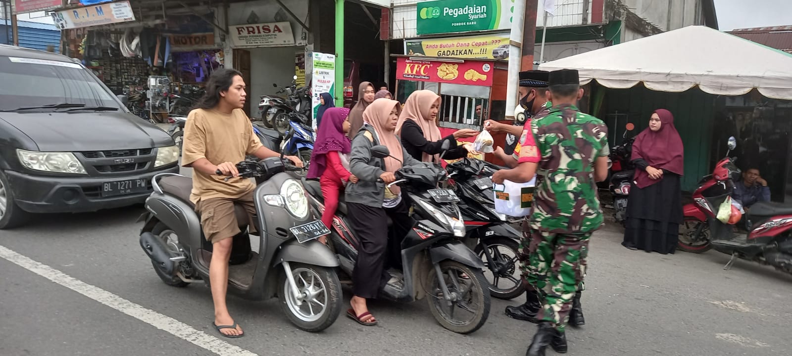 Kodim 0119/BM Bagi Bagi Takjil Jelang Berbuka Puasa