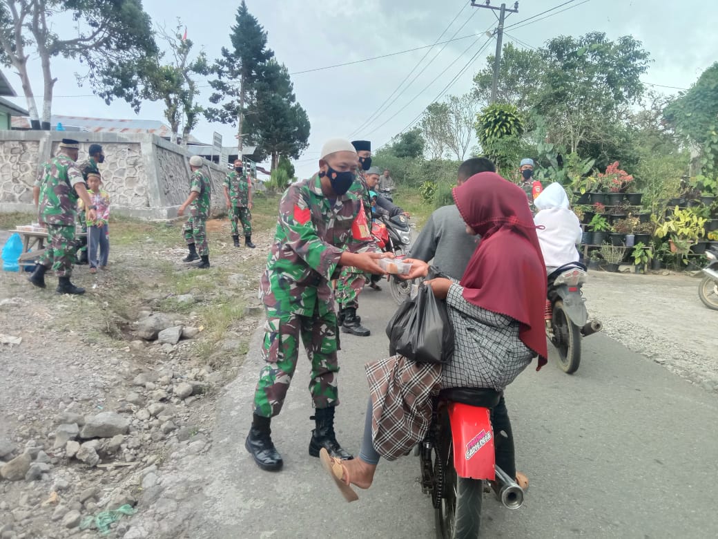 Masyarakat Pengguna Jalan Terima Takjil Dari TNI