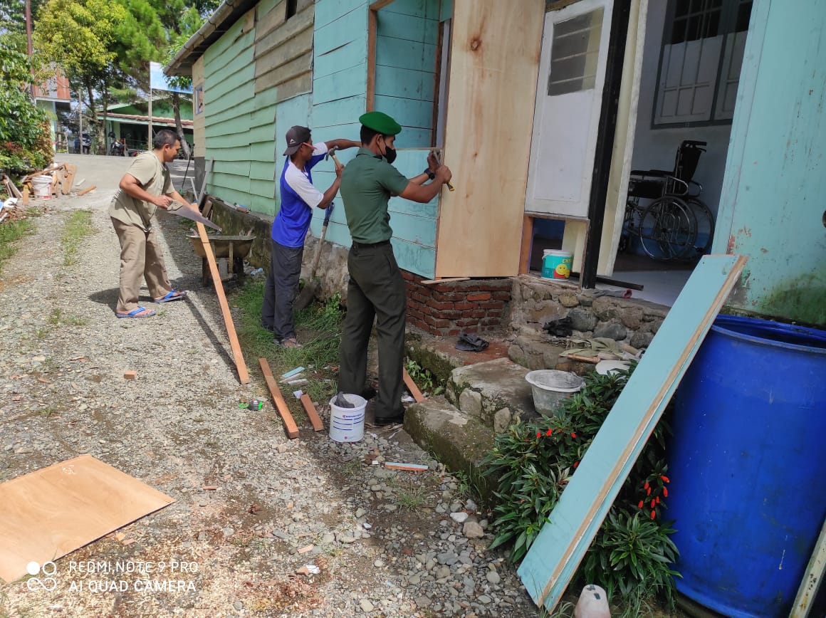 Manuggal Bersama Rakyat, Babinsa Bantu Warga Merehap Rumah