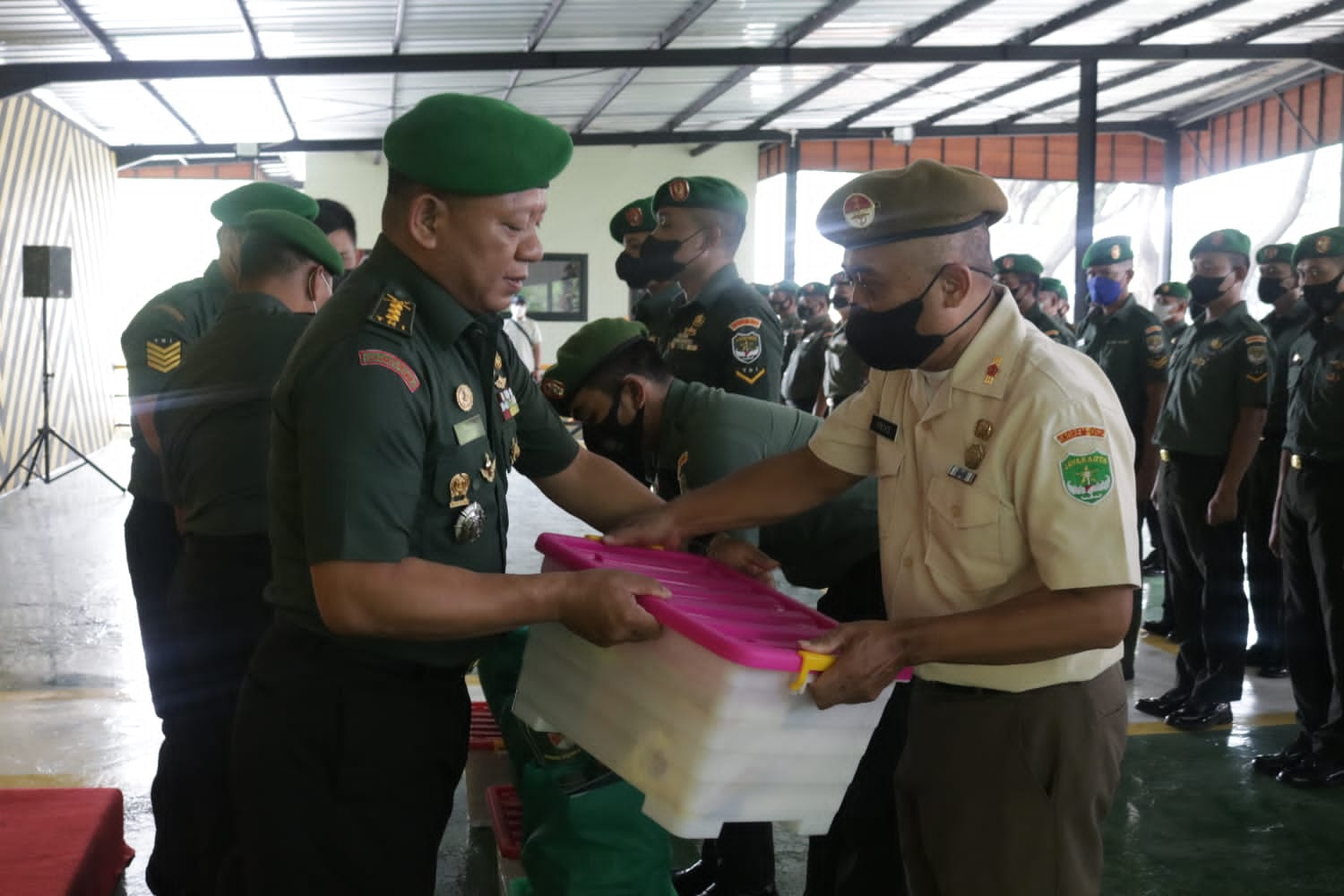 Danrem 052/WKR Berikan Bingkisan Lebaran Kepada Prajurit Dan Pns Korem 052/Wkr.