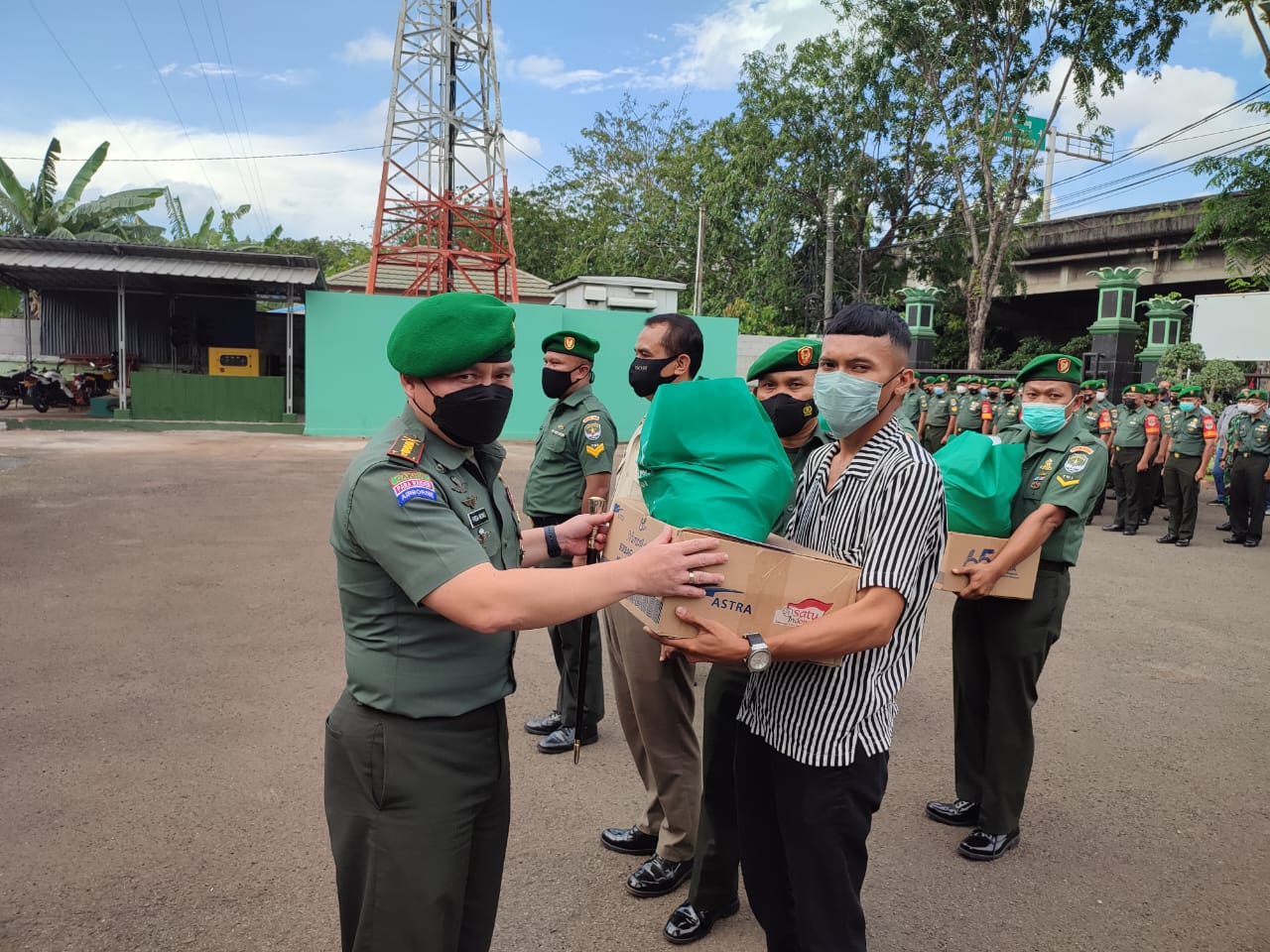 Jelang Lebaran, Dandim 0502/JU Bagikan Paket Sembako Kepada Anggota