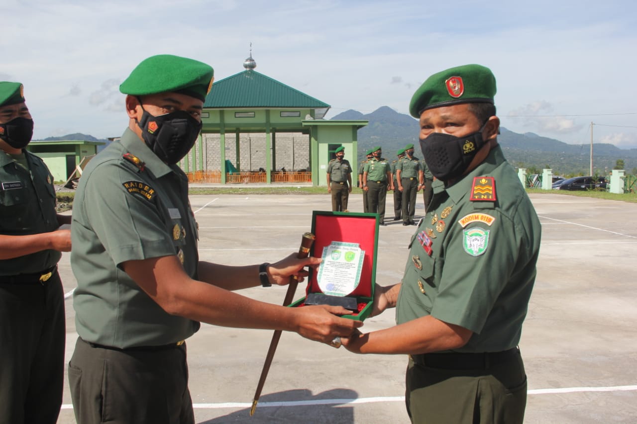 Dandim 0119/BM Berikan Cindera Mata kepada Prajurit Purna Tugas