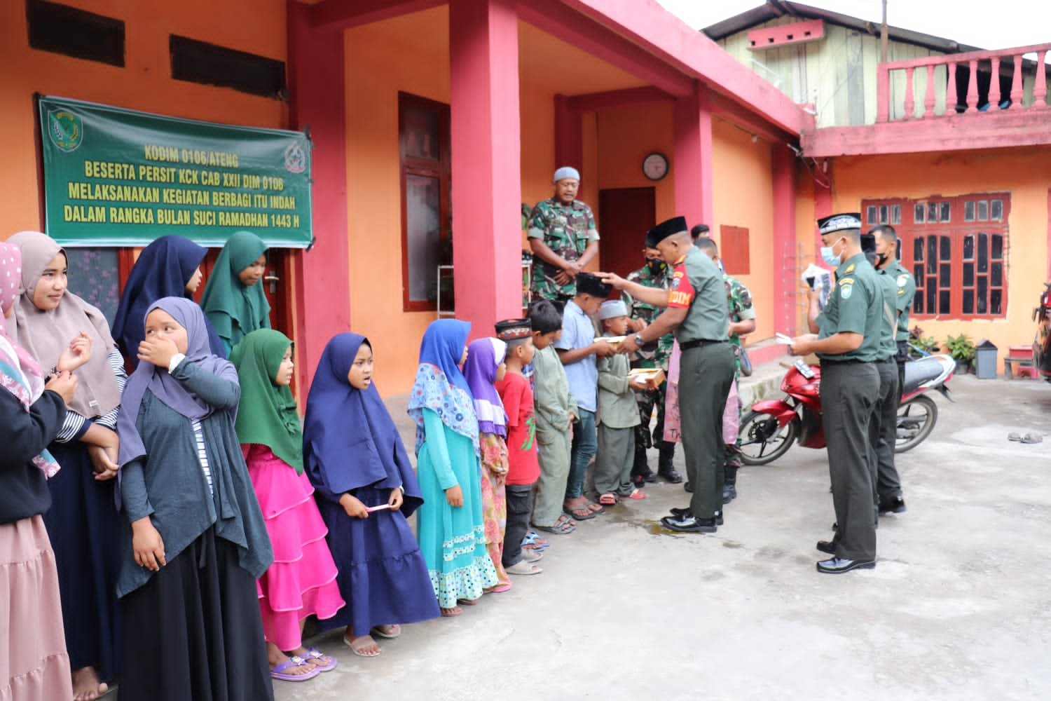 Dandim 0106/Ateng Melaksanakan Anjangsana Dan Bagi Takjil Ke Panti Asuhan Kasih Ibu