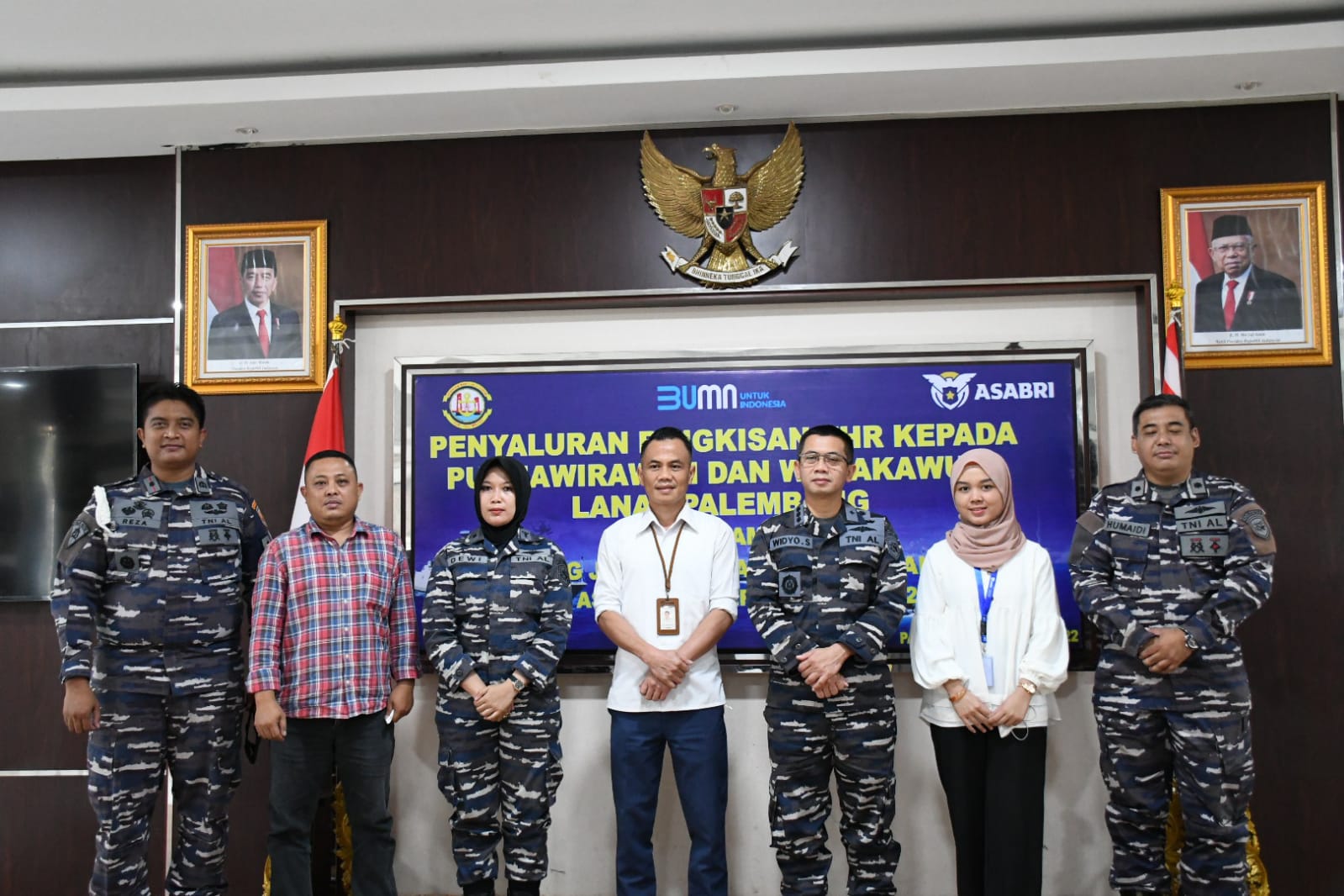 Sambut Hari Raya Idul Fitri 1443 H, Lanal Palembang Gelar Acara Penyerahan Paket Sembako Dari PT. ASABRI Kepada Purnawirawan TNI AL dan Warakawuri