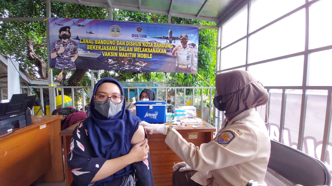 Lanal Bandung Bersama Dishub Kota Bandung Beri Kemudahan Pemudik Dengan Menggelar Serbuan Vaksinasi Maritim Mobile di Terminal Cicaheum Kota Bandung