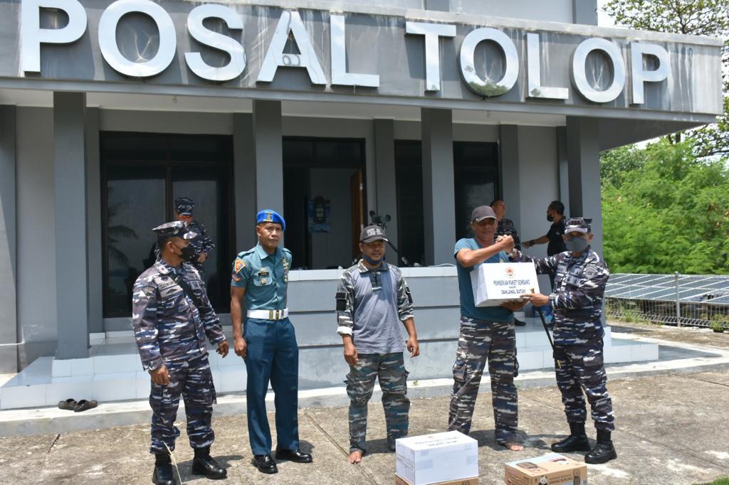 Jelang Ramadhan, Komandan Lanal Batam Bagikan Paket Sembako Kepada Posal Jajaran Lanal Batam