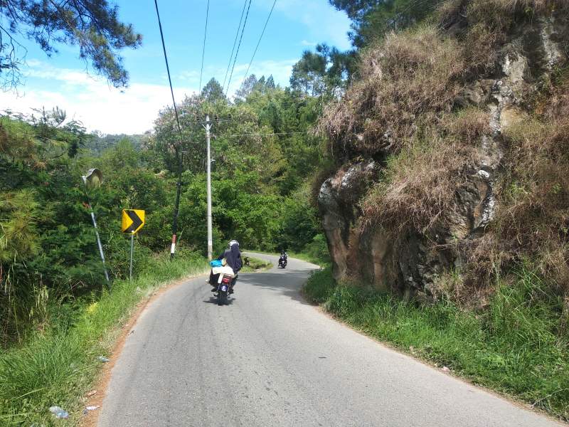 Para Pengguna Jalan Memohon Pada Dinas Terkait Untuk MengHancurkan Bukit Batu Di Tepi Jalan Danau Lut Tawar