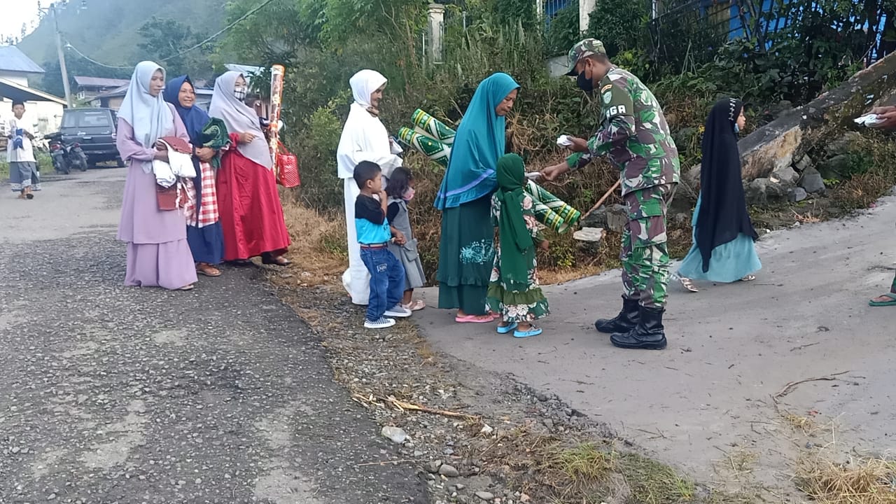 Jelang shalat idul Fitri 1443 H Anggota Koramil 04/Bintang bagikan Masker Gratis